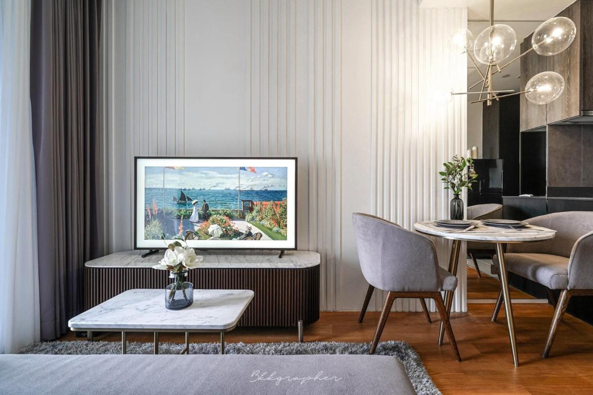 ห้องขนาดใหญ่ ตกแต่งพรีเมี่ยมด้วยหินอ่อนจากอิตาลี พื้นไม้โอ๊คของแท้เต็มแผ่น 