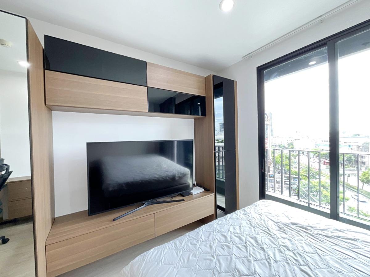 ให้เช่า ideo q สามย่าน มีโต๊ะทำงานตัวใหญ่