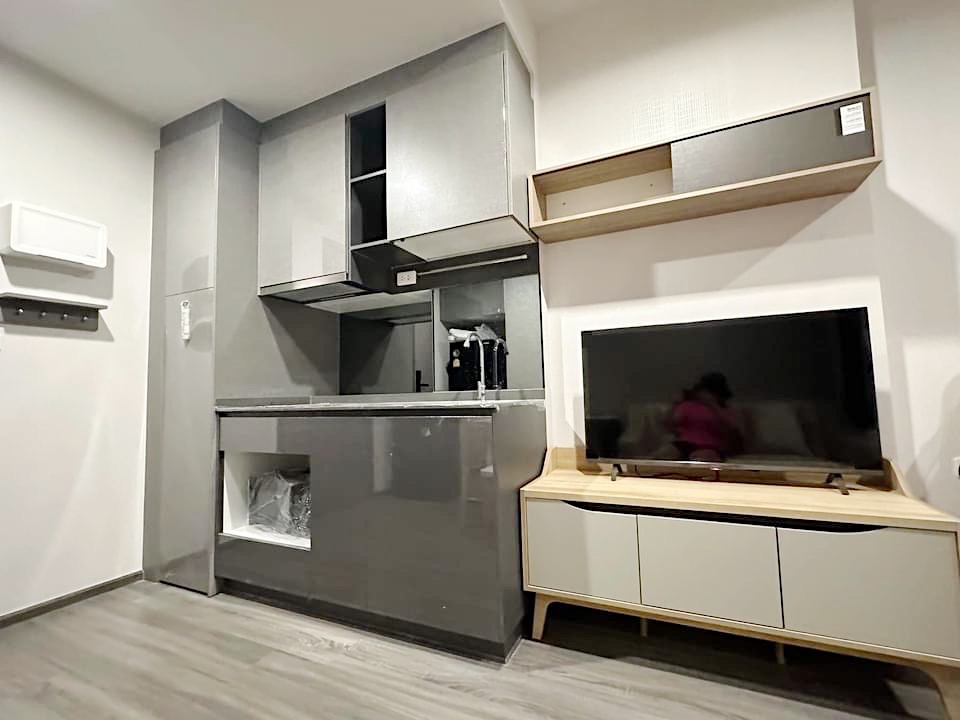 ห้องใหม่ได้อยู่เป็นคนแรก เฟอร์ครบ เดินไปจุฬาได้ ใกล้สามย่านมิตรทาวน์