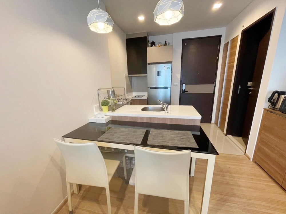 [เช่า] ริทึ่ม สาธร ใกล้รถไฟฟ้าสะพานตากสิน หนึ่งห้องนอน เฟอร์ครบ