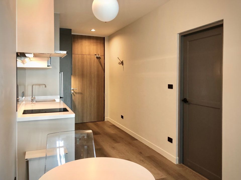 [ให้เช่า] ห้องใหญ่ใกล้ทองหล่อ ชั้นสูงมีแสงธรรมชาติส่อง แต่งเฟอร์ครบ พร้อมให้เข้าอยู่