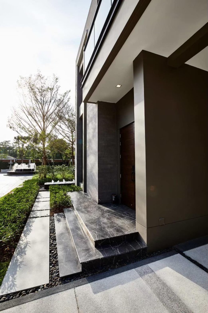 ขายบ้านหรู Luxury ตกแต่งพร้อมเข้าอยู่ ใกล้บีทีเอส สายสุขุมวิท