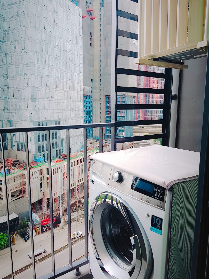 Ideo New Rama9 ห้องครัวปิดเป็นสัดส่วน เครื่องใช้ไฟฟ้าครบ 