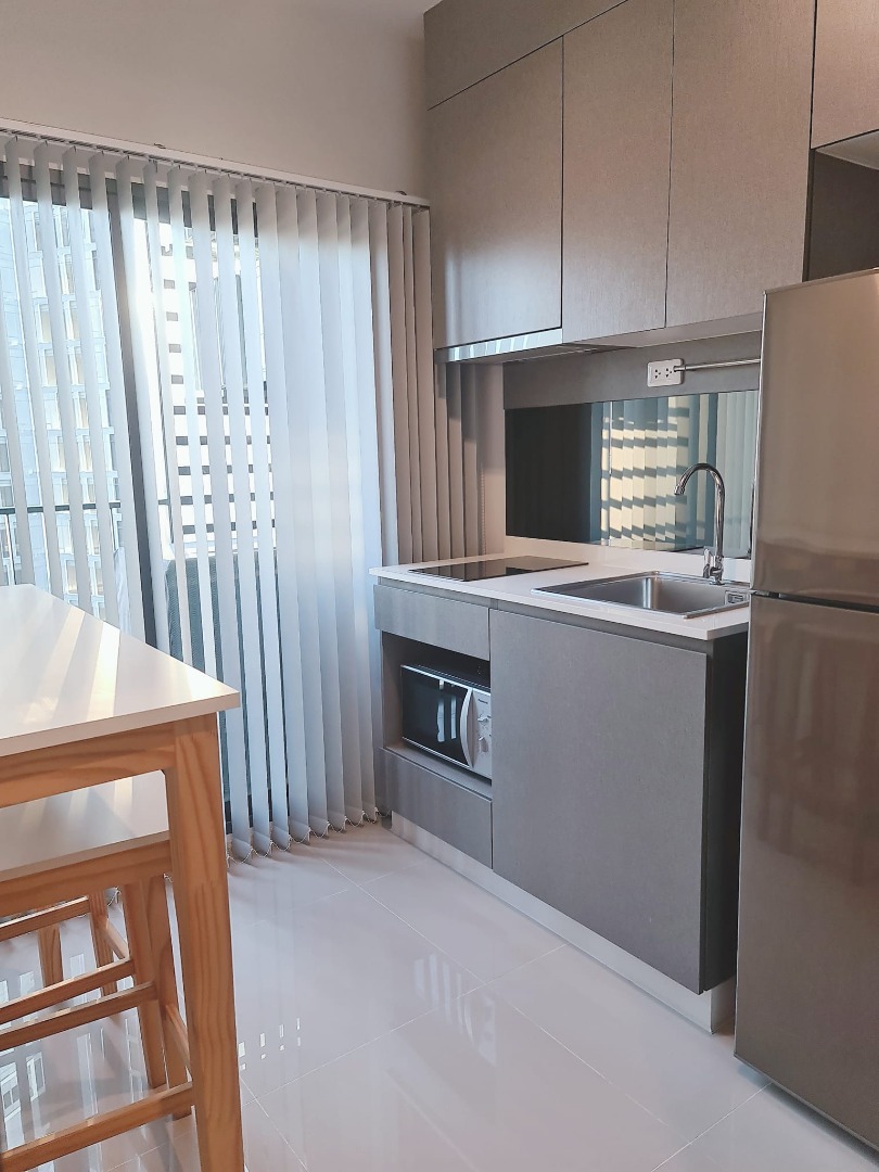 Ideo New Rama9 ห้องครัวปิดเป็นสัดส่วน เครื่องใช้ไฟฟ้าครบ 