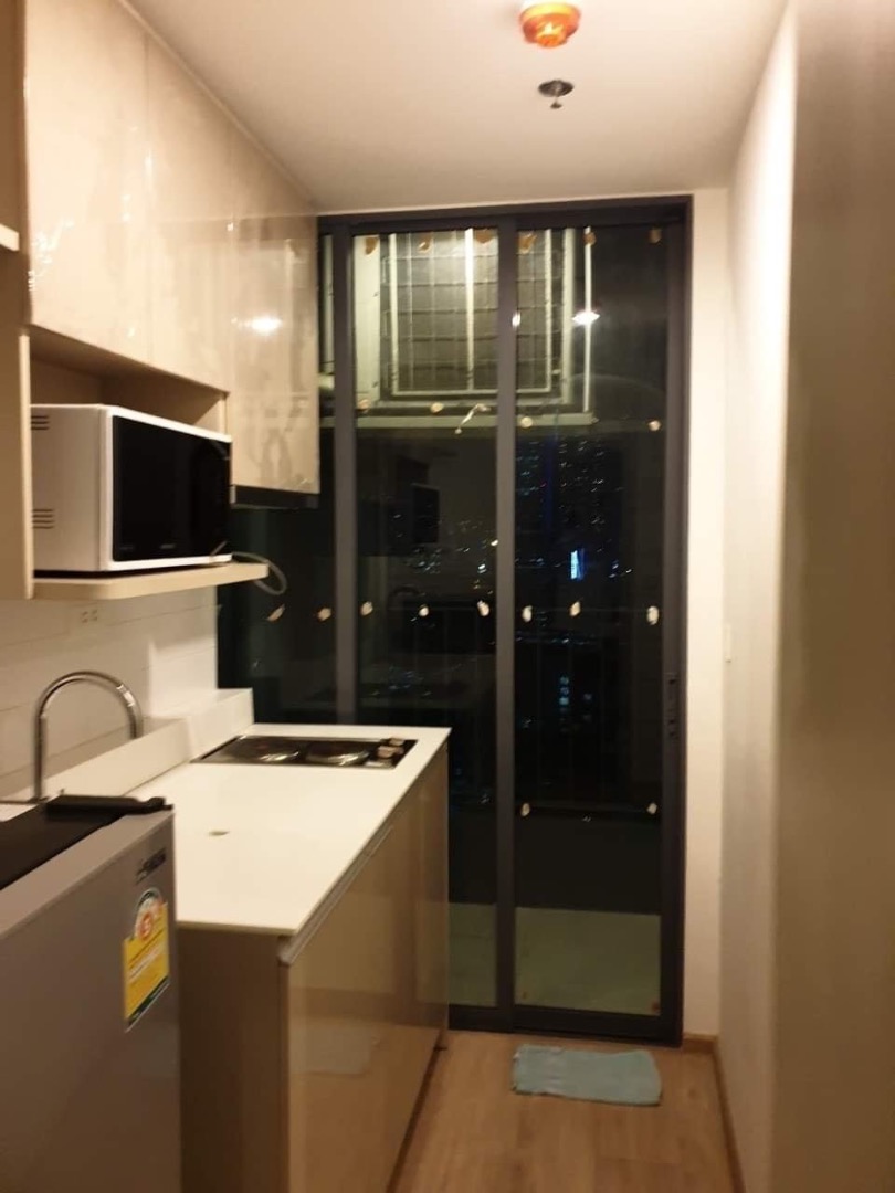 Ideo Q Chula ห้องสตูดิโอ มีครัวแยกอยู่ริมระเบียง พร้อมให้เช่า 