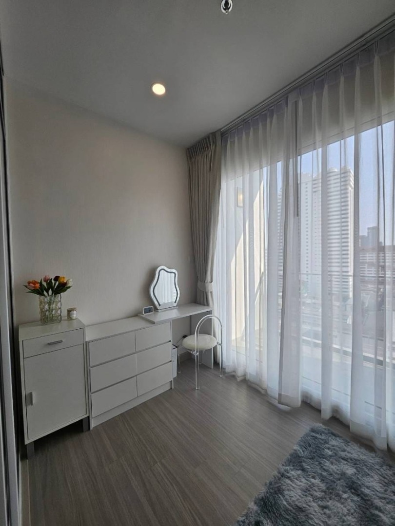 ห้องใหญ่ มีโซนทำงานแยกเป็นส่วนตัว / Supalai Premier  Si Phraya Samyan