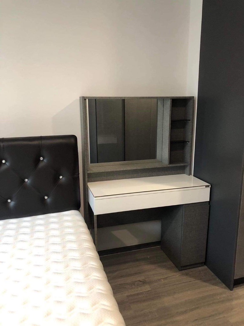 IDEO Chula Samyan มีโต๊ะทำงานพร้อมเก้าอี้2ชุด