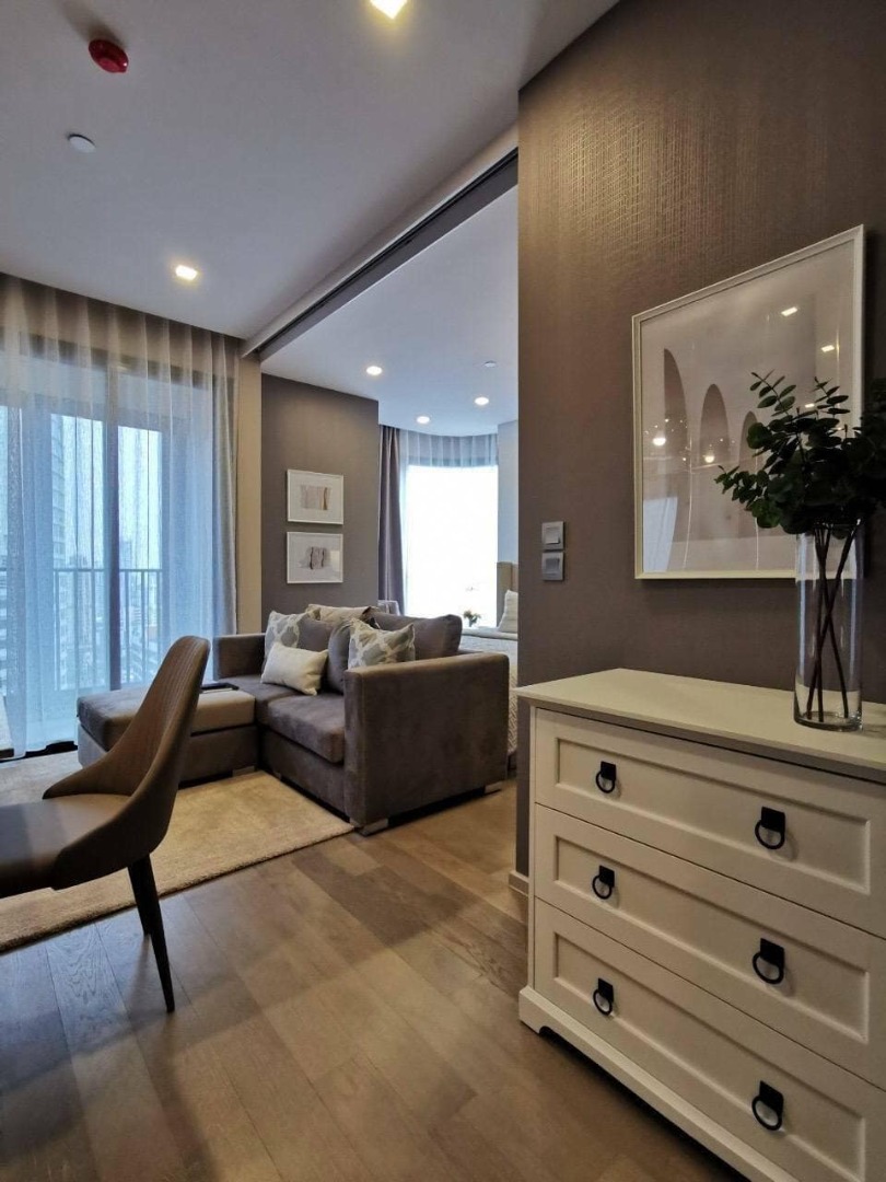 Ashton Asoke ห้องสวย กระจกโค้ง 