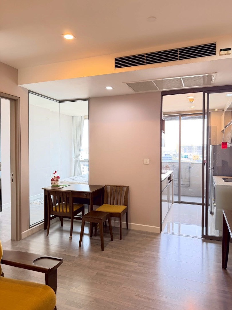 คอนโด1ห้องนอนใหญ่ติดถนนพระราม4