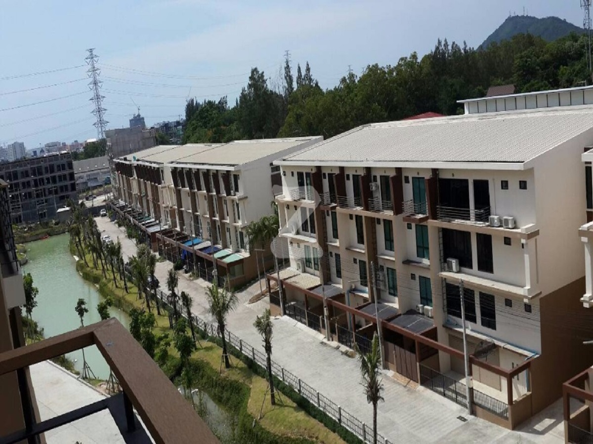 Green-Lake-Condo-Sriracha