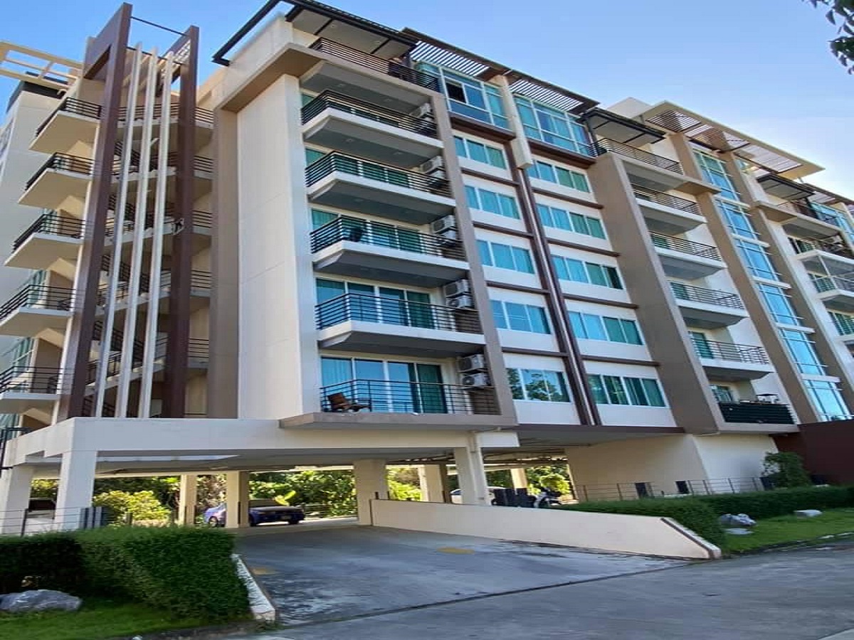 Green-Lake-Condo-Sriracha